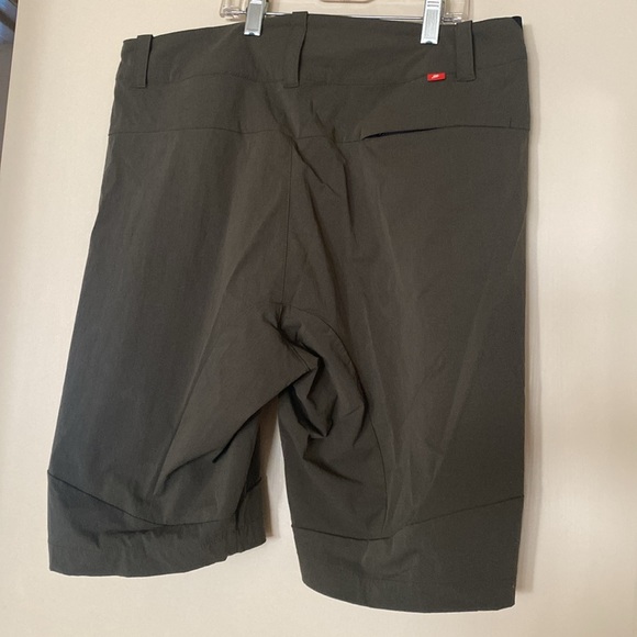 Nike menswear multi functional short pants. Lightweight, khaki and cool wear. - Picture 6 of 12
